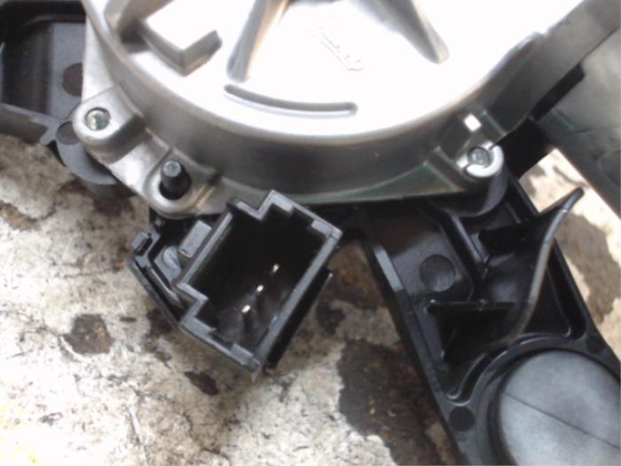 Motor Ruitenwisser achter van een Peugeot 208 I (CA/CC/CK/CL) 1.2 Vti 12V PureTech 82 2016
