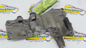 Gebruikte Dynamosteun boven Kia Carens III (FG) 2.0i CVVT 16V Prijs € 31,50 Margeregeling aangeboden door Binckhorst BV