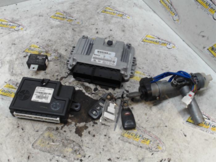 Gebruikte Kontaktslot + computer Kia Sorento I (JC) 2.5 CRDi 16V VGT Prijs € 131,25 Margeregeling aangeboden door Binckhorst BV