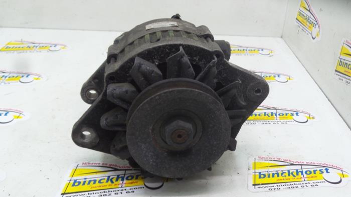 Dynamo van een Nissan Vanette (C22) 2.0 D 1993