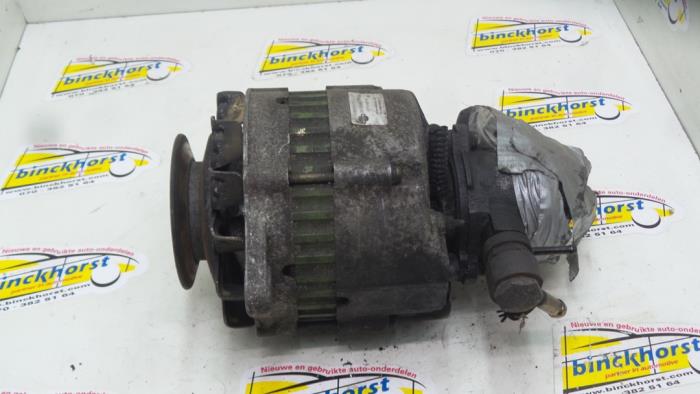 Dynamo van een Nissan Vanette (C22) 2.0 D 1993