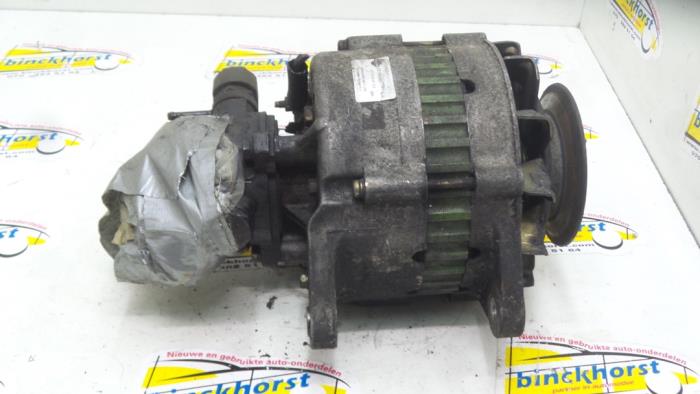 Dynamo van een Nissan Vanette (C22) 2.0 D 1993
