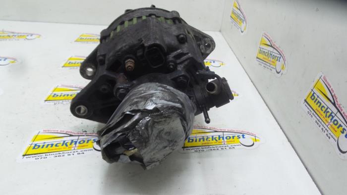 Dynamo van een Nissan Vanette (C22) 2.0 D 1993