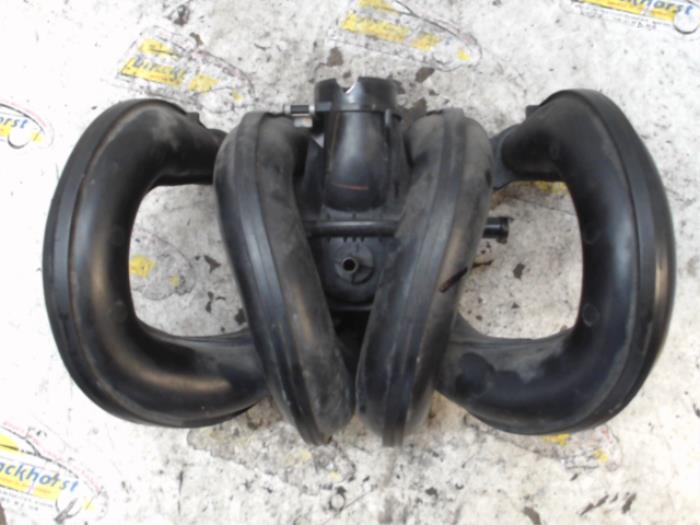 Gebruikte Spruitstuk Inlaat Toyota Yaris (P1) 1.3 16V VVT-i Prijs € 31,50 Margeregeling aangeboden door Binckhorst BV