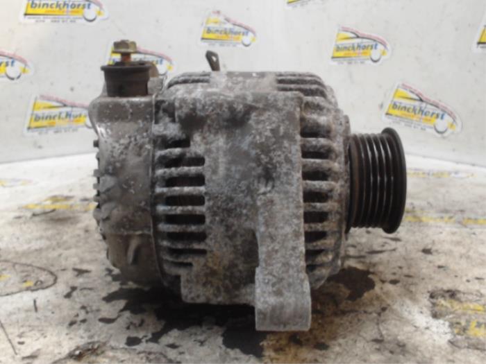 Dynamo van een Toyota Corolla Verso (E12) 1.8 16V VVT-i 2003