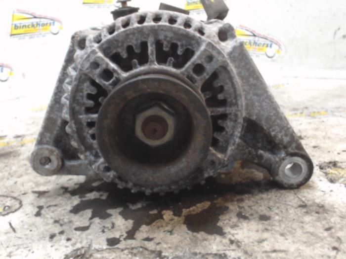 Dynamo van een Toyota Corolla Verso (E12) 1.8 16V VVT-i 2003