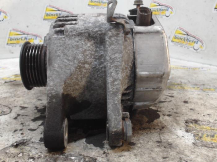 Dynamo van een Toyota Corolla Verso (E12) 1.8 16V VVT-i 2003