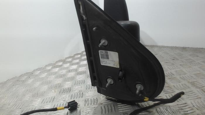 Buitenspiegel links van een Chevrolet Suburban 5.3 V8 FlexFuel 4x4 2014