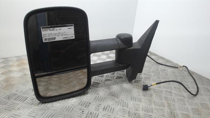 Buitenspiegel links van een Chevrolet Suburban 5.3 V8 FlexFuel 4x4 2014
