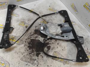 Gebruikte Ruitmechaniek 2Deurs links-voor Mercedes C Sportcoupé (C203) 2.0 C-180 16V Prijs € 42,00 Margeregeling aangeboden door Binckhorst BV