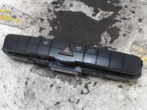 Gebruikte Paniekverlichtings Schakelaar Mercedes Sprinter 3,5t (906.73) 316 CDI 16V Prijs € 26,25 Margeregeling aangeboden door Binckhorst BV