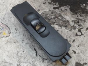 Gebruikte Ruit schakelaar elektrisch Mercedes Sprinter 3,5t (906.73) 316 CDI 16V Prijs € 15,75 Margeregeling aangeboden door Binckhorst BV