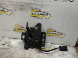 Gebruikte Slotmechaniek Motorkap Chevrolet Suburban 5.3 V8 FlexFuel 4x4 Prijs € 42,00 Margeregeling aangeboden door Binckhorst BV