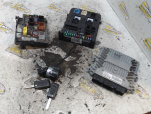 Gebruikte Kontaktslot + computer Citroen C4 Grand Picasso (UA) 2.0 HDiF 16V 135 Prijs € 183,75 Margeregeling aangeboden door Binckhorst BV