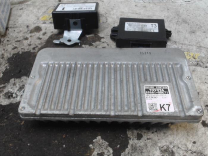 Kontaktslot + computer van een Toyota Yaris III (P13) 1.33 16V Dual VVT-I 2016