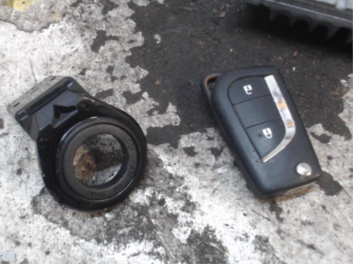 Kontaktslot + computer van een Toyota Yaris III (P13) 1.33 16V Dual VVT-I 2016