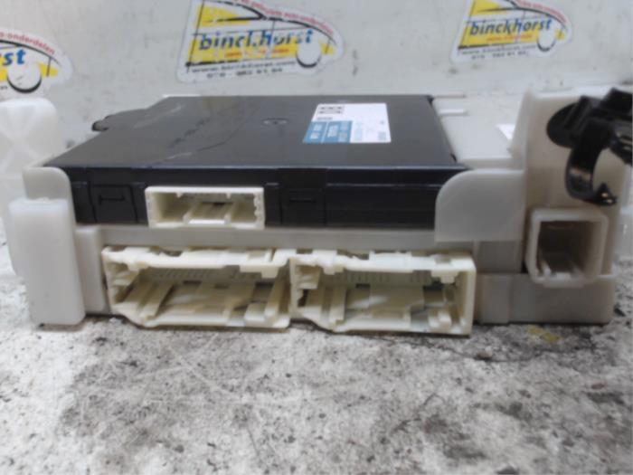 Kontaktslot + computer van een Toyota Yaris III (P13) 1.33 16V Dual VVT-I 2016