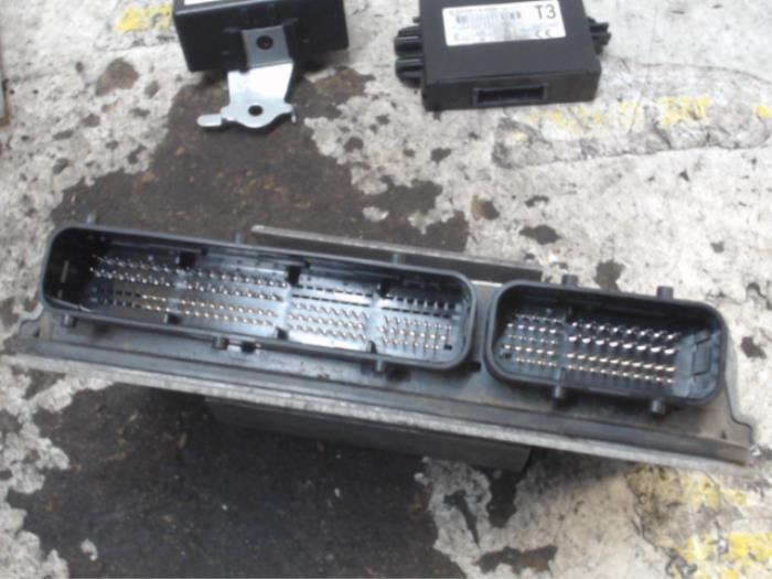 Kontaktslot + computer van een Toyota Yaris III (P13) 1.33 16V Dual VVT-I 2016