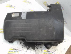 Gebruikte Luchtfilterhuis Renault Clio III (BR/CR) 1.2 16V 75 Prijs € 26,25 Margeregeling aangeboden door Binckhorst BV