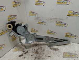Gebruikte Raammechaniek 4Deurs links-voor Toyota Yaris II (P9) 1.33 16V Dual VVT-I Prijs € 31,50 Margeregeling aangeboden door Binckhorst BV