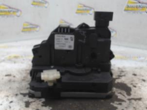 Gebruikte Slotmechaniek Portier 4Deurs links-achter Opel Corsa E 1.4 16V Prijs € 36,75 Margeregeling aangeboden door Binckhorst BV