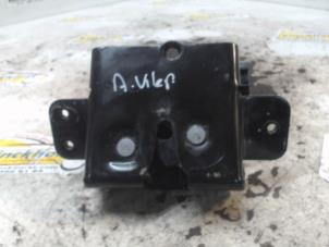 Gebruikte Achterklep Slotmechaniek Chevrolet Suburban 5.3 V8 FlexFuel 4x4 Prijs € 42,00 Margeregeling aangeboden door Binckhorst BV