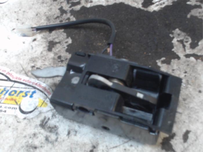 Slotmechaniek Achterklep van een Chevrolet Suburban 5.3 V8 FlexFuel 4x4 2014