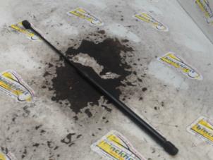 Gebruikte Kofferdekseldemper links-achter Chevrolet Suburban 5.3 V8 FlexFuel 4x4 Prijs € 26,25 Margeregeling aangeboden door Binckhorst BV