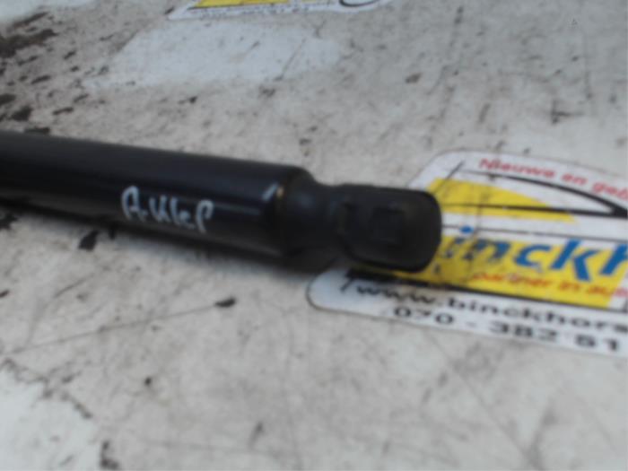 Gasdemper links-achter van een Chevrolet Suburban 5.3 V8 FlexFuel 4x4 2014