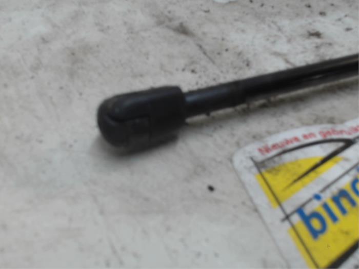 Gasdemper links-achter van een Chevrolet Suburban 5.3 V8 FlexFuel 4x4 2014