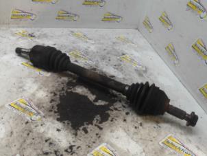 Gebruikte Aandrijfas links-voor Ford Focus 1 1.6 16V Prijs € 31,50 Margeregeling aangeboden door Binckhorst BV