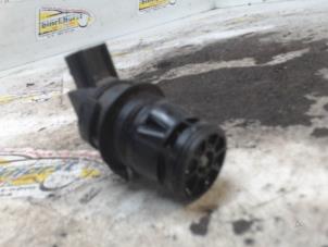 Gebruikte Ruitensproeierpomp achter Suzuki Celerio (LF) 1.0 12V Dualjet Prijs € 15,75 Margeregeling aangeboden door Binckhorst BV