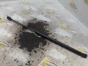 Gebruikte Gasdemper rechts-achter Suzuki Celerio (LF) 1.0 12V Dualjet Prijs € 15,75 Margeregeling aangeboden door Binckhorst BV