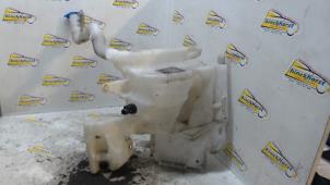 Gebruikte Ruitensproeiertank voor Ford Galaxy (WA6) 2.0 TDCi 16V Prijs € 26,25 Margeregeling aangeboden door Binckhorst BV