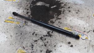 Gebruikte Kofferdekseldemper links-achter Volkswagen Touareg (7LA/7L6) 3.0 TDI V6 24V Prijs € 15,75 Margeregeling aangeboden door Binckhorst BV