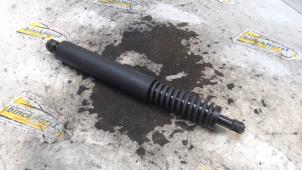 Gebruikte Kofferdekseldemper links-achter Volkswagen Touareg (7LA/7L6) 3.0 TDI V6 24V Prijs € 15,75 Margeregeling aangeboden door Binckhorst BV