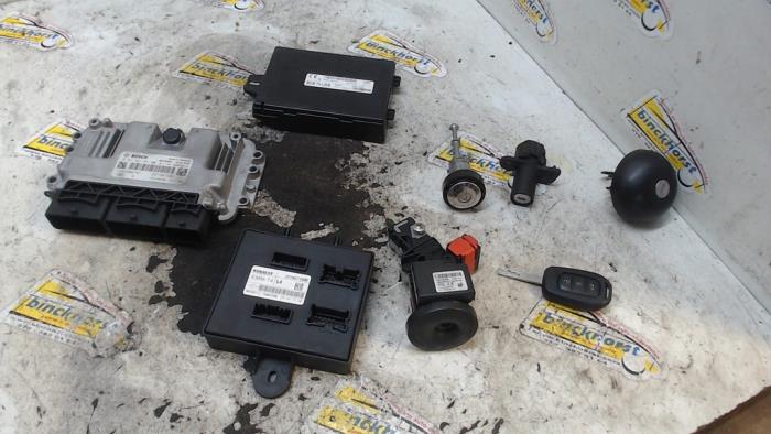 Gebruikte Kontaktslot + computer Renault Twingo III (AH) 1.0 SCe 70 12V Prijs € 210,00 Margeregeling aangeboden door Binckhorst BV