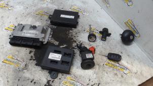 Gebruikte Kontaktslot + computer Renault Twingo III (AH) 1.0 SCe 70 12V Prijs € 210,00 Margeregeling aangeboden door Binckhorst BV