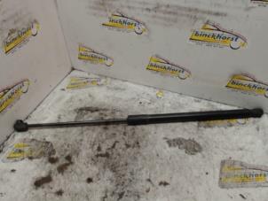 Gebruikte Kofferdekseldemper rechts-achter Ford Mondeo IV Wagon 1.6 TDCi 16V Prijs € 15,75 Margeregeling aangeboden door Binckhorst BV