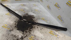 Gebruikte Ruitenwisserarm voor Volkswagen Caddy III (2KA,2KH,2CA,2CH) 1.6 TDI 16V Prijs € 15,75 Margeregeling aangeboden door Binckhorst BV