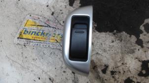 Gebruikte Raam schakelaar elektrisch Citroen C1 1.0 12V Prijs € 10,50 Margeregeling aangeboden door Binckhorst BV