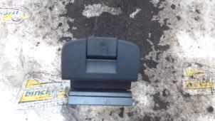 Gebruikte Handrem schakelaar Renault Espace (JK) 2.0 dCi 16V 175 FAP Prijs € 26,25 Margeregeling aangeboden door Binckhorst BV