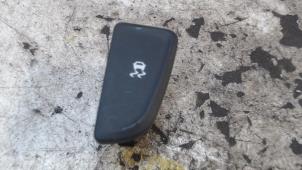 Gebruikte Schakelaar ESP Opel Zafira Tourer (P12) 1.6 CDTI 16V ecoFLEX 136 Prijs € 15,75 Margeregeling aangeboden door Binckhorst BV