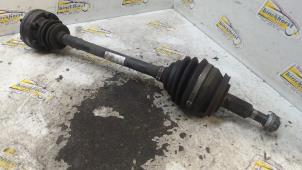 Gebruikte Aandrijfas links-voor Volkswagen Multivan T5 (7E/7HC/7HF/7HM) 1.9 TDi Prijs € 52,50 Margeregeling aangeboden door Binckhorst BV