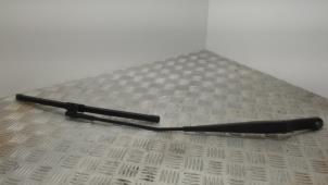 Gebruikte Ruitenwisserarm voor Skoda Octavia Combi (1Z5) 1.6 TDI Greenline Prijs € 15,75 Margeregeling aangeboden door Binckhorst BV