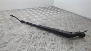 Gebruikte Ruitenwisserarm voor Chevrolet Suburban 5.3 V8 FlexFuel 4x4 Prijs € 31,50 Margeregeling aangeboden door Binckhorst BV