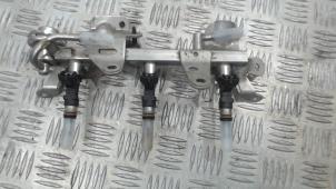 Gebruikte Injector brug Renault Clio IV (5R) 0.9 Energy TCE 90 12V Prijs € 42,00 Margeregeling aangeboden door Binckhorst BV