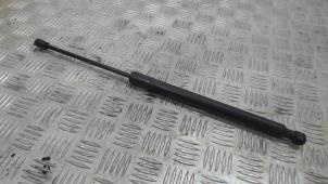 Gebruikte Kofferdekseldemper links-achter Renault Clio IV (5R) 0.9 Energy TCE 90 12V Prijs € 10,50 Margeregeling aangeboden door Binckhorst BV