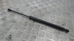 Gebruikte Kofferdekseldemper rechts-achter Renault Clio IV (5R) 0.9 Energy TCE 90 12V Prijs € 10,50 Margeregeling aangeboden door Binckhorst BV