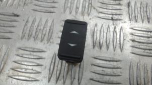 Gebruikte Ruit schakelaar elektrisch Ford Focus C-Max 1.8 16V Prijs € 10,50 Margeregeling aangeboden door Binckhorst BV